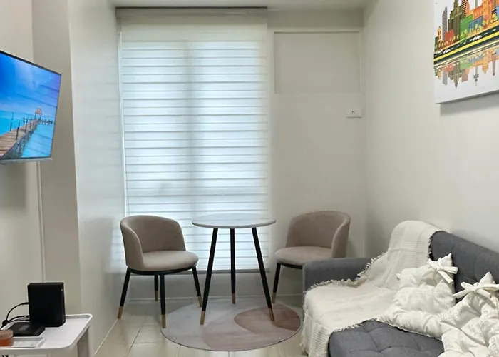 Aparthotel Jade Place At Pioneer Woodlands Manila